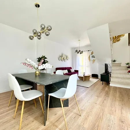 Historic Center Duplex With 3bd Ac & Parking